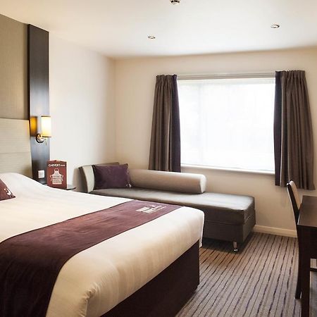 Premier Inn London Romford Central Exterior foto