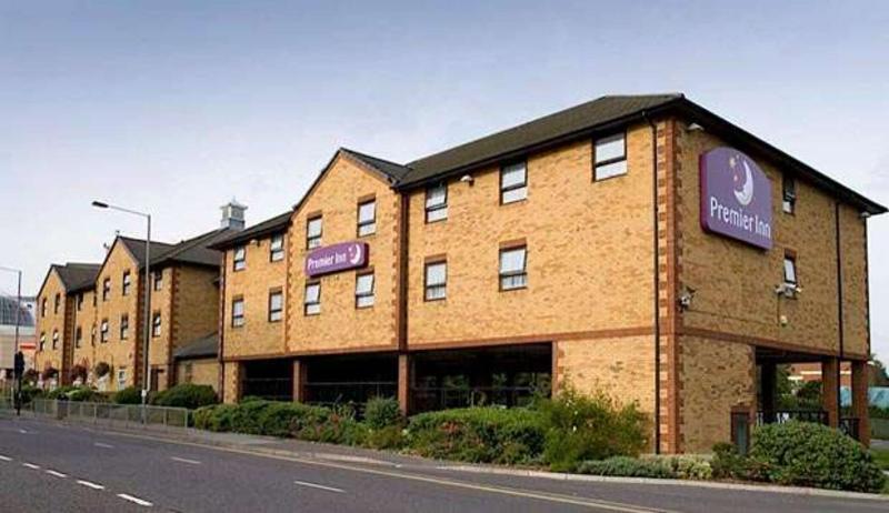 Premier Inn London Romford Central Exterior foto