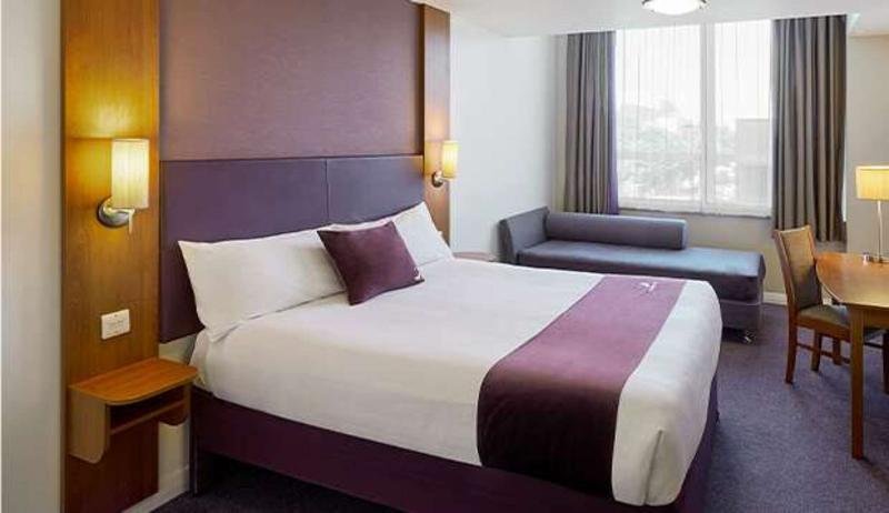 Premier Inn London Romford Central Exterior foto